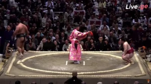 ყველაზე მცირეწონიანი სუმოისტის უმარტივესი გამარჯვება ჰაცუ ბაშოზე (ვიდეო)