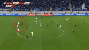 მატჩის დროს მოედანზე ზლატანის ქართველი გულშემატკივარი შემოვარდა | VIDEO