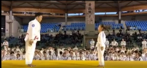 პატარა გოგონასა და 3 გზის ოლიმპიური ჩემპიონის "შერკინება" (ვიდეო)