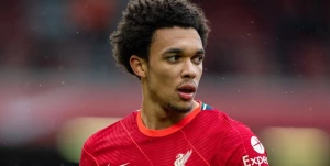 ალექსანდერ-არნოლდმა დაცვა აიყვანა | ფეხბურთელს ფანატი ქალი დასდევს