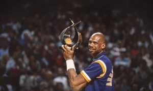 ლეგენდამ საჩემპიონო ბეჭდები გაყიდა და თანხა ქველმოქმედებას მოახმარა