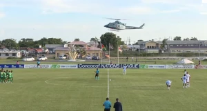 გაიანასა და სურინამის მატჩის დროს, მოედნის გვერდით გაიანას პრეზიდენტის ვერტმფრენი დაჯდა