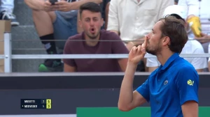 მედვედევი წყობიდან გამოიყვანეს - რომში კორტები სტვენით დაინგრა