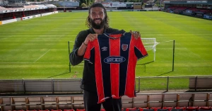 ენდი ქეროლი ინგლისის რანგით მე-6 დივიზიონის გუნდში გადავიდა