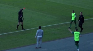 ბრაზილიელი ფეხბურთელი მოედნიდან უცნაური მიზეზით გააძევეს