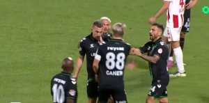 თანაგუნდელს სახეში გაარტყა და მოედნიდან გააძევეს - უცნაური შემთხვევა თურქეთის პირველ ლიგაში