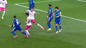 ემერსონმა მე-2 ბარათი სიმულაციის გამო მიიღო და მოედნიდან გააძევეს