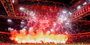 აიაქსის ულტრასებმა მატჩი ჩაშალეს - სანახაობა, რომლის მსგავსსაც ევროპაში ხშირად ვერ ნახავთ