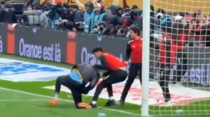 სენეგალის სათადარიგო მეკარეს მენდის პირსახოცის დასაცავად ბრძოლა უწევდა