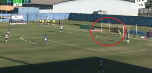 კურიტიბას მეკარემ მატჩის მიწურულს კარიდან კარში გაიტანა | VIDEO