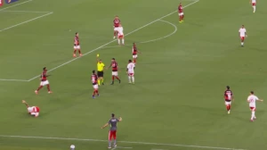 პაკეტას პირველი მატჩი ფლამენგოს ძირითადში და ყვითელი ბარათი მე-4 წუთზე