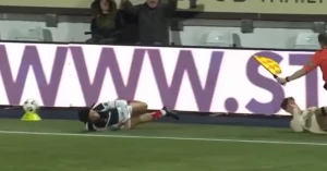 მსაჯი და 2 ფეხბურთელი - მატჩში ერთდროულად 3 ადამიანი წაიქცა | VIDEO