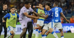 სრული ქაოსი ბრაზილიაში | სასტიკი ჩხუბი მოედანზე