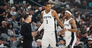 ვიქტორ ვემბანიამამ NBA-ს რეკორდი დაამყარა | მან ორმაგი დუბლი 8 წუთში გაიფორმა