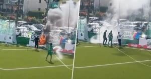 ეზეკიელ სკელოტომ მატჩის მიმდინარეობისას მოედანზე გაჩენილი ხანძარი ჩააქრო | VIDEO